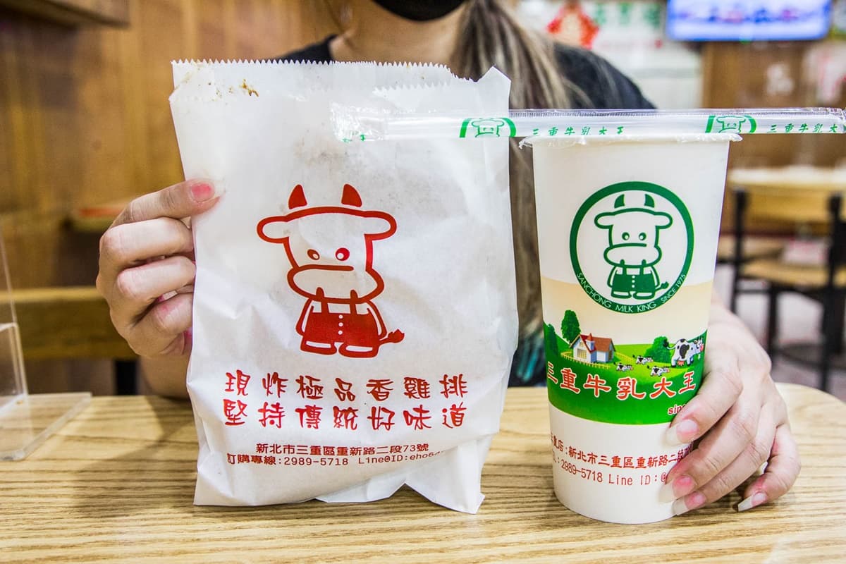 三重人從小吃到大!「老字號木瓜牛奶」想喝要領號碼牌,尬雞排組合熟客最愛 三重人從小吃到大!「老字號木瓜牛奶」想喝要領號碼牌,尬雞排組合熟客最愛
