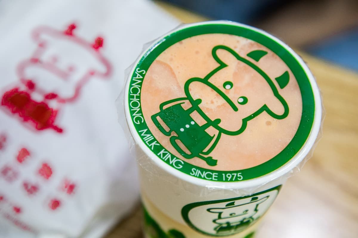 三重人從小吃到大!「老字號木瓜牛奶」想喝要領號碼牌,尬雞排組合熟客最愛 三重人從小吃到大!「老字號木瓜牛奶」想喝要領號碼牌,尬雞排組合熟客最愛