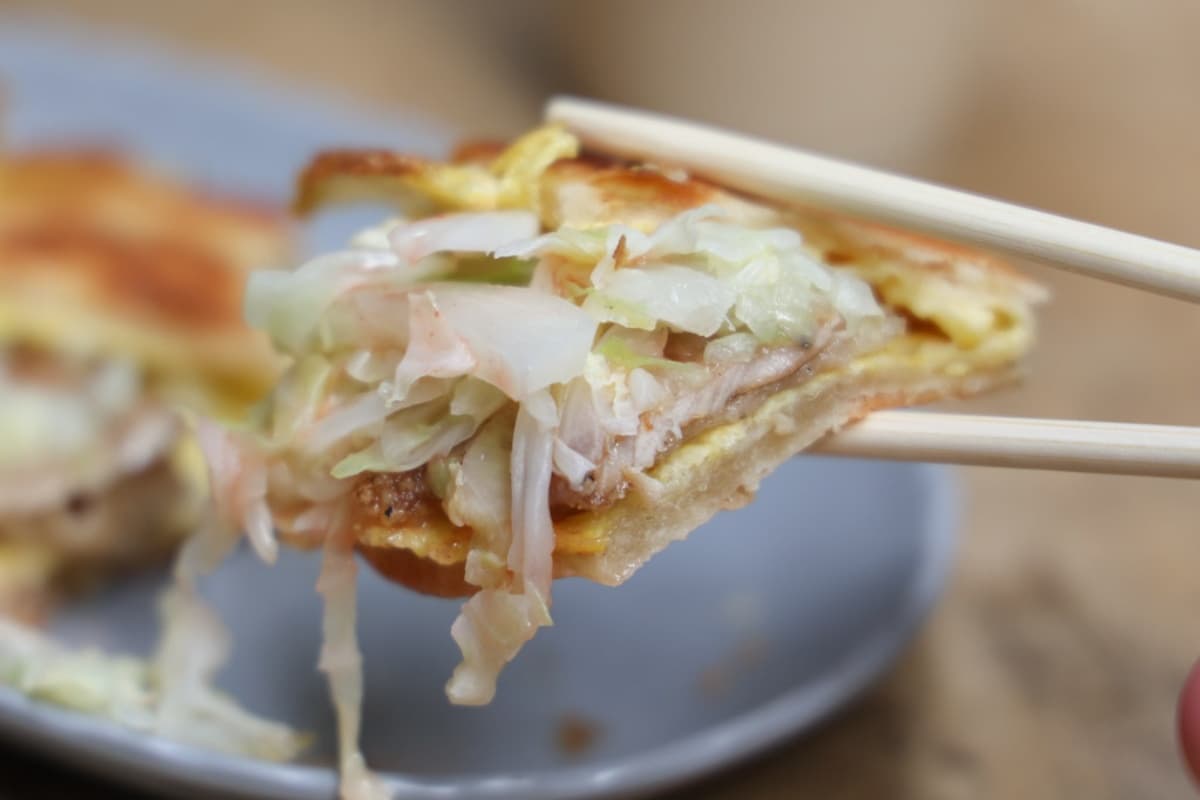 彰化人氣早餐!店家自製「厚皮蛋餅」飄香30年,包滿滿高麗菜給料不手軟 彰化人氣早餐!店家自製「厚皮蛋餅」飄香30年,包滿滿高麗菜給料不手軟