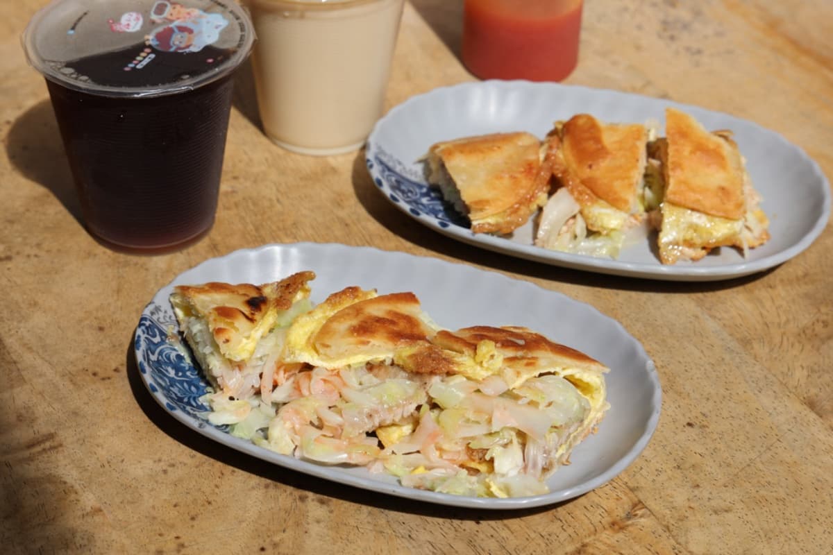 彰化人氣早餐!店家自製「厚皮蛋餅」飄香30年,包滿滿高麗菜給料不手軟 彰化人氣早餐!店家自製「厚皮蛋餅」飄香30年,包滿滿高麗菜給料不手軟