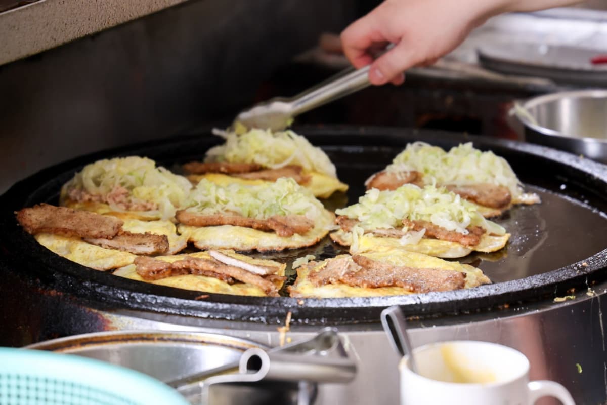 彰化人氣早餐!店家自製「厚皮蛋餅」飄香30年,包滿滿高麗菜給料不手軟 彰化人氣早餐!店家自製「厚皮蛋餅」飄香30年,包滿滿高麗菜給料不手軟