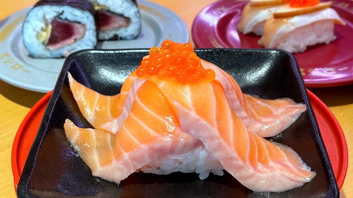 「壽司郎」鮭魚1貫僅13元!再嗑期間限定爆量「鮭山島」,網嗨:還不吃爆 「壽司郎」鮭魚1貫僅13元!再嗑期間限定爆量「鮭山島」,網嗨:還不吃爆
