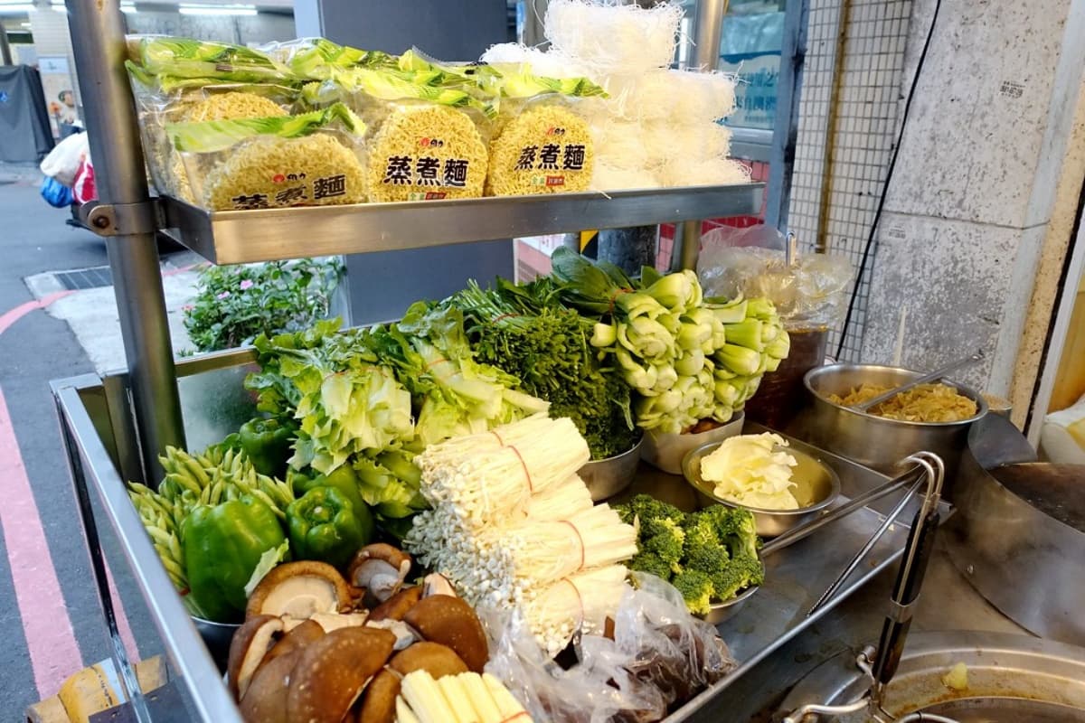 點麵送高麗菜!忠孝復興「大分量滷味」30元就能吃飽,還未營業就排隊快衝 點麵送高麗菜!忠孝復興「大分量滷味」30元就能吃飽,還未營業就排隊快衝