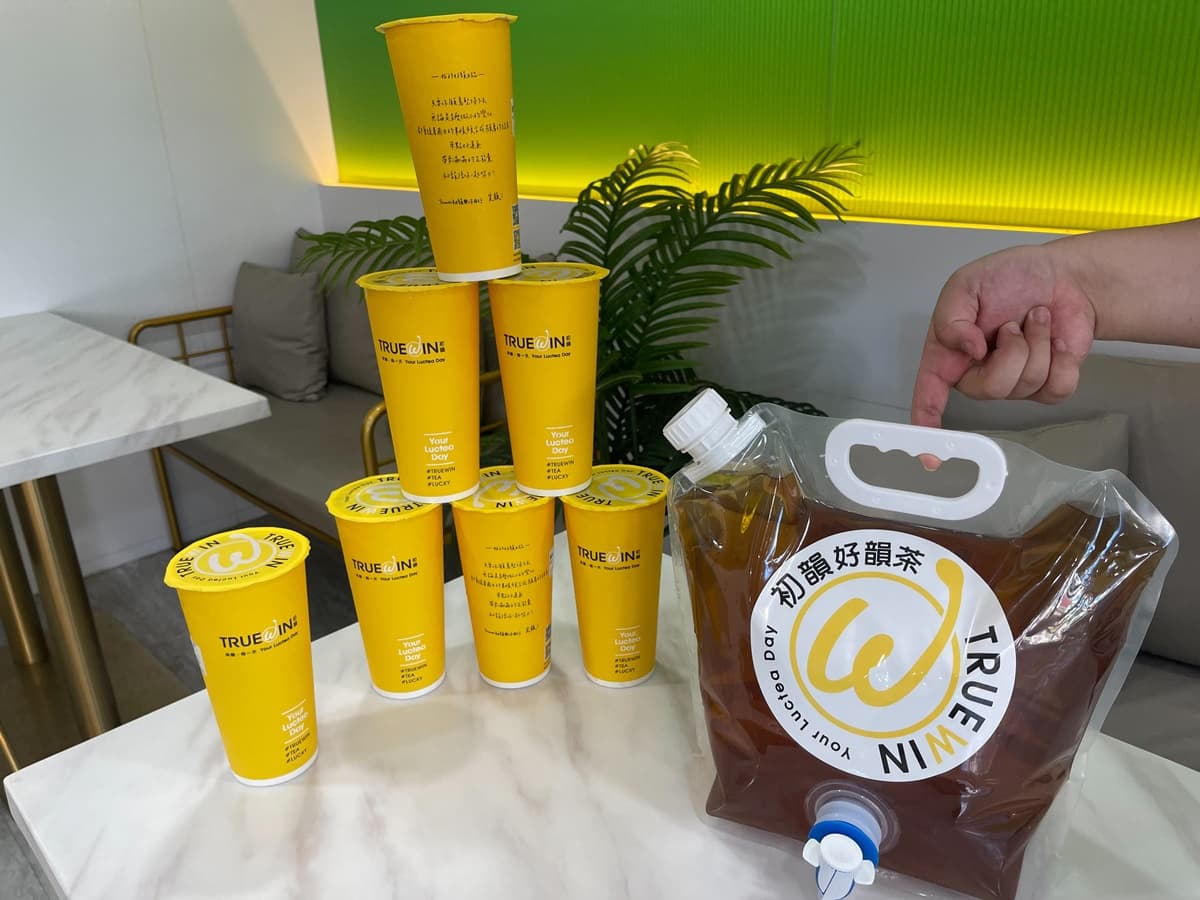 話題超高「尿袋飲」再推縮小版!「5公升豪飲袋」提著走,雙口味喝到飽 話題超高「尿袋飲」再推縮小版!「5公升豪飲袋」提著走,雙口味喝到飽