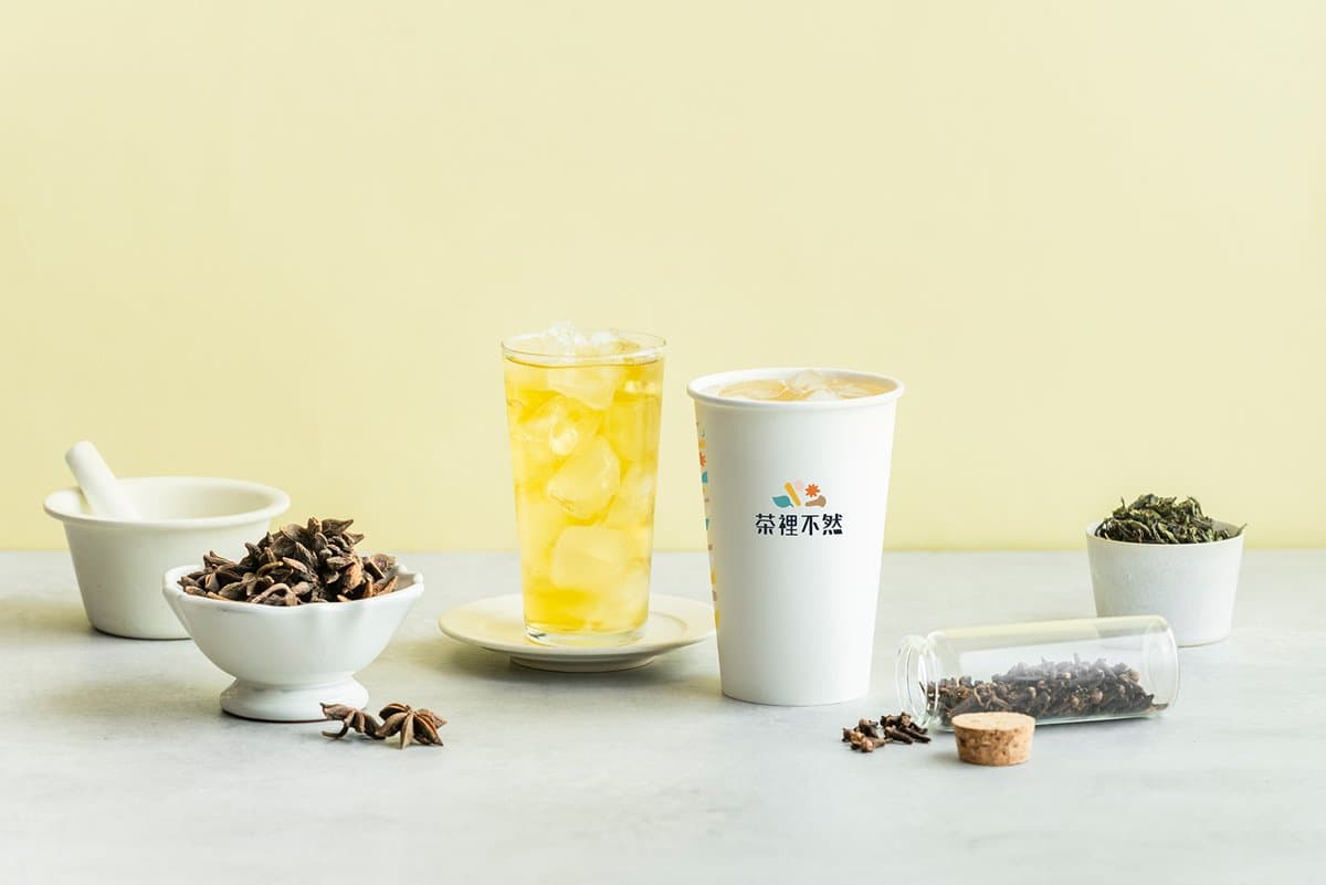 【新開店】肉桂控手搖飲!「茶裡不然」鍋煮奶茶送肉桂棒,加碼喝買一送一 【新開店】肉桂控手搖飲!「茶裡不然」鍋煮奶茶送肉桂棒,加碼喝買一送一