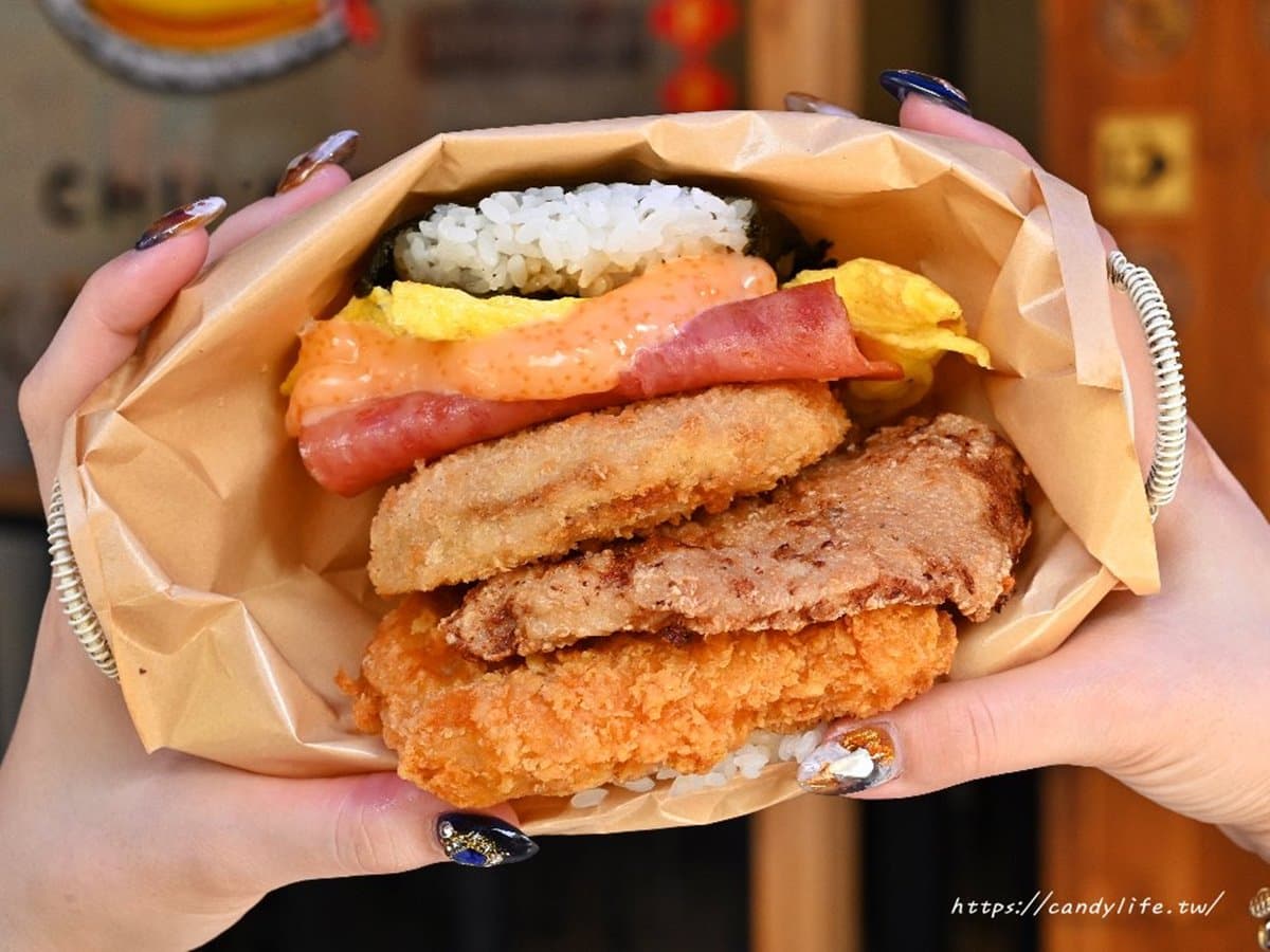 料多到滿出來!比日本還浮誇「巨大沖繩飯糰」1次嗑4種肉,網推空腹再去吃 料多到滿出來!比日本還浮誇「巨大沖繩飯糰」1次嗑4種肉,網推空腹再去吃