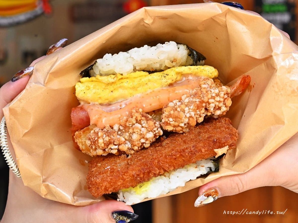 料多到滿出來!比日本還浮誇「巨大沖繩飯糰」1次嗑4種肉,網推空腹再去吃 料多到滿出來!比日本還浮誇「巨大沖繩飯糰」1次嗑4種肉,網推空腹再去吃