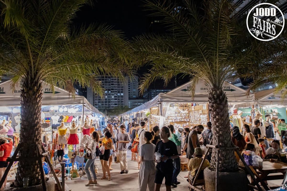 泰國「拉差達火車夜市」重新復活!白色版花園夜市超好拍,各種泰式小吃都有 泰國「拉差達火車夜市」重新復活!白色版花園夜市超好拍,各種泰式小吃都有