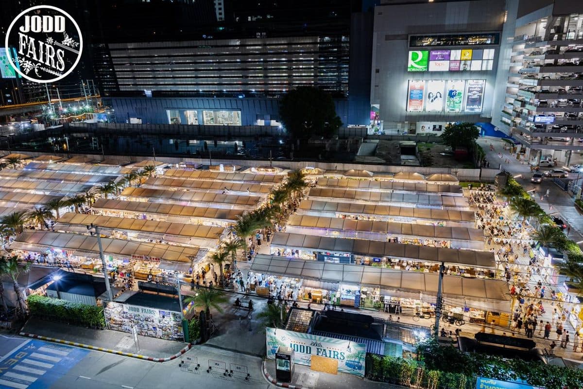 泰國「拉差達火車夜市」重新復活!白色版花園夜市超好拍,各種泰式小吃都有 泰國「拉差達火車夜市」重新復活!白色版花園夜市超好拍,各種泰式小吃都有