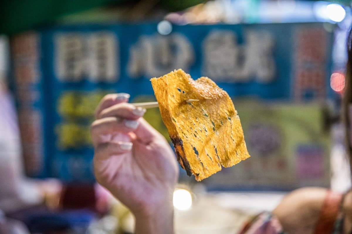 飄香60年!獨門「炭烤乾魷魚」1片僅25元,炭火香氣+鹹甜醬汁一吃上癮 飄香60年!獨門「炭烤乾魷魚」1片僅25元,炭火香氣+鹹甜醬汁一吃上癮