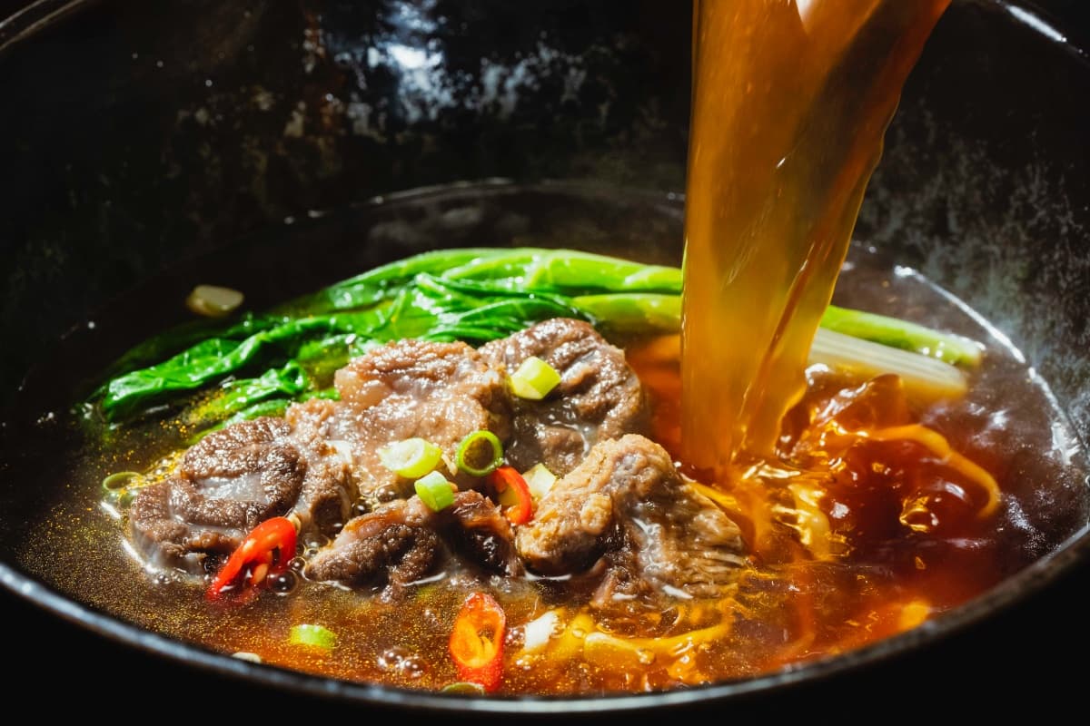 泡麵控必收!滿漢大餐全新「金、熗牛肉麵」,軟嫩肉塊+Q彈麵條一吃上癮 泡麵控必收!滿漢大餐全新「金、熗牛肉麵」,軟嫩肉塊+Q彈麵條一吃上癮