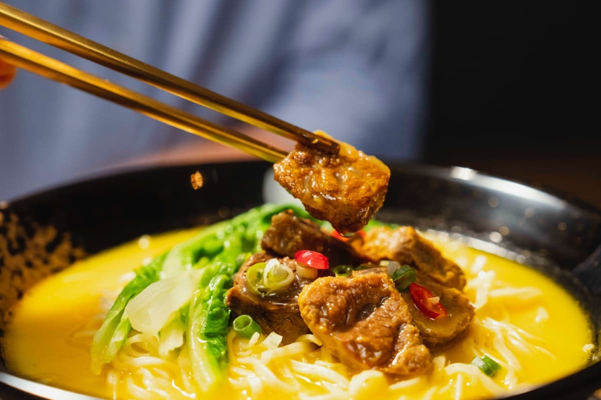 泡麵控必收!滿漢大餐全新「金、熗牛肉麵」,軟嫩肉塊+Q彈麵條一吃上癮 泡麵控必收!滿漢大餐全新「金、熗牛肉麵」,軟嫩肉塊+Q彈麵條一吃上癮
