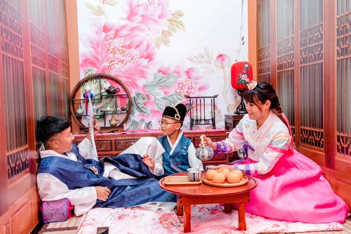 免飛韓國拍到手軟!彰化「歐式莊園」體驗穿韓服,古裝宮廷、高校場景通通有 免飛韓國拍到手軟!彰化「歐式莊園」體驗穿韓服,古裝宮廷、高校場景通通有