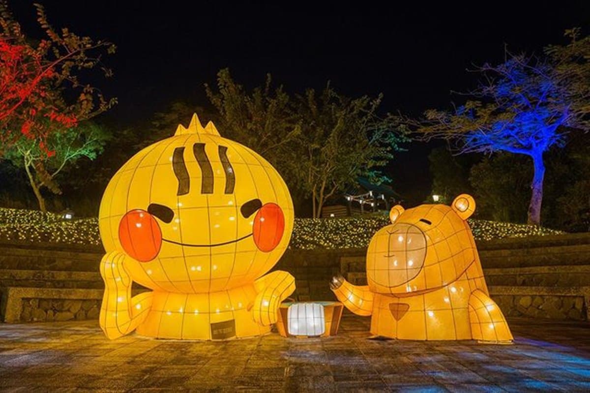 搶拍「全台最南燈會」!屏東四重溪溫泉季11/4開跑,逛小農市集、看水豚泡湯 搶拍「全台最南燈會」!屏東四重溪溫泉季11/4開跑,逛小農市集、看水豚泡湯