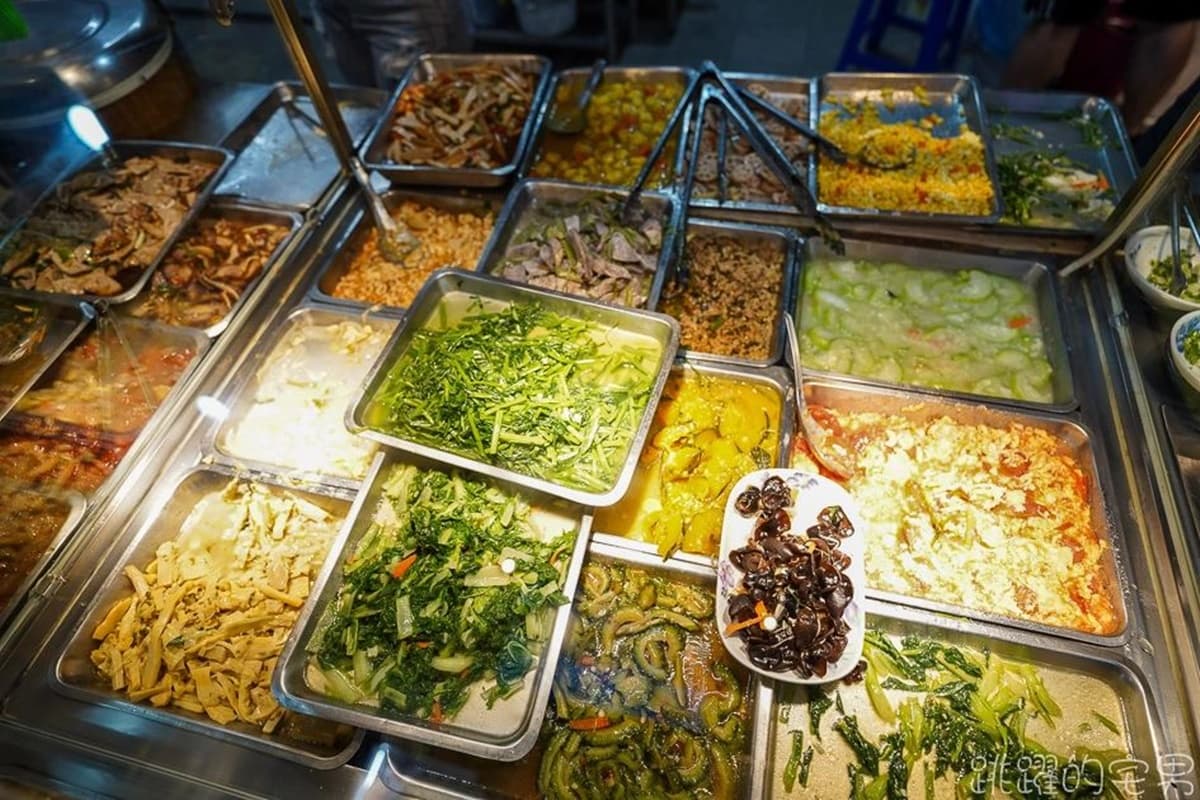 排骨大到看不到飯!「老字號排骨飯」百元內吃超飽,還能自選配菜在地人狂推 排骨大到看不到飯!「老字號排骨飯」百元內吃超飽,還能自選配菜在地人狂推