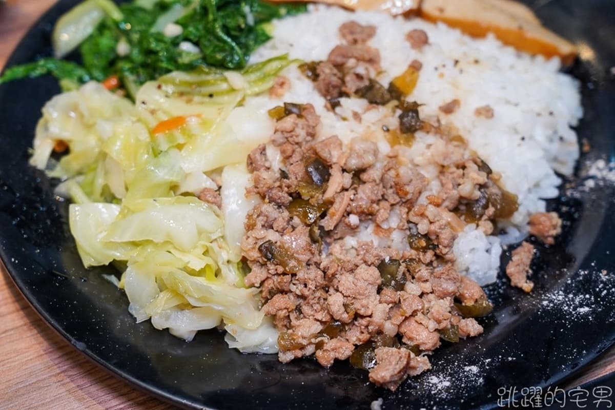 排骨大到看不到飯!「老字號排骨飯」百元內吃超飽,還能自選配菜在地人狂推 排骨大到看不到飯!「老字號排骨飯」百元內吃超飽,還能自選配菜在地人狂推