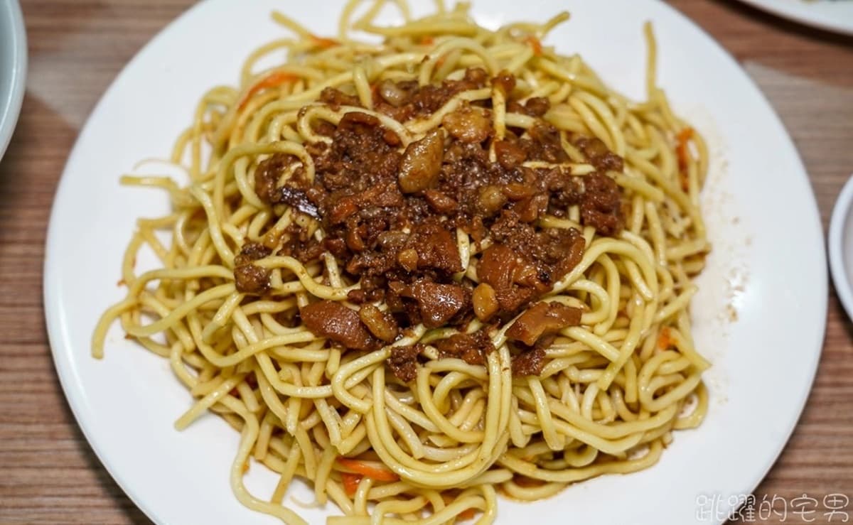 排骨大到看不到飯!「老字號排骨飯」百元內吃超飽,還能自選配菜在地人狂推 排骨大到看不到飯!「老字號排骨飯」百元內吃超飽,還能自選配菜在地人狂推