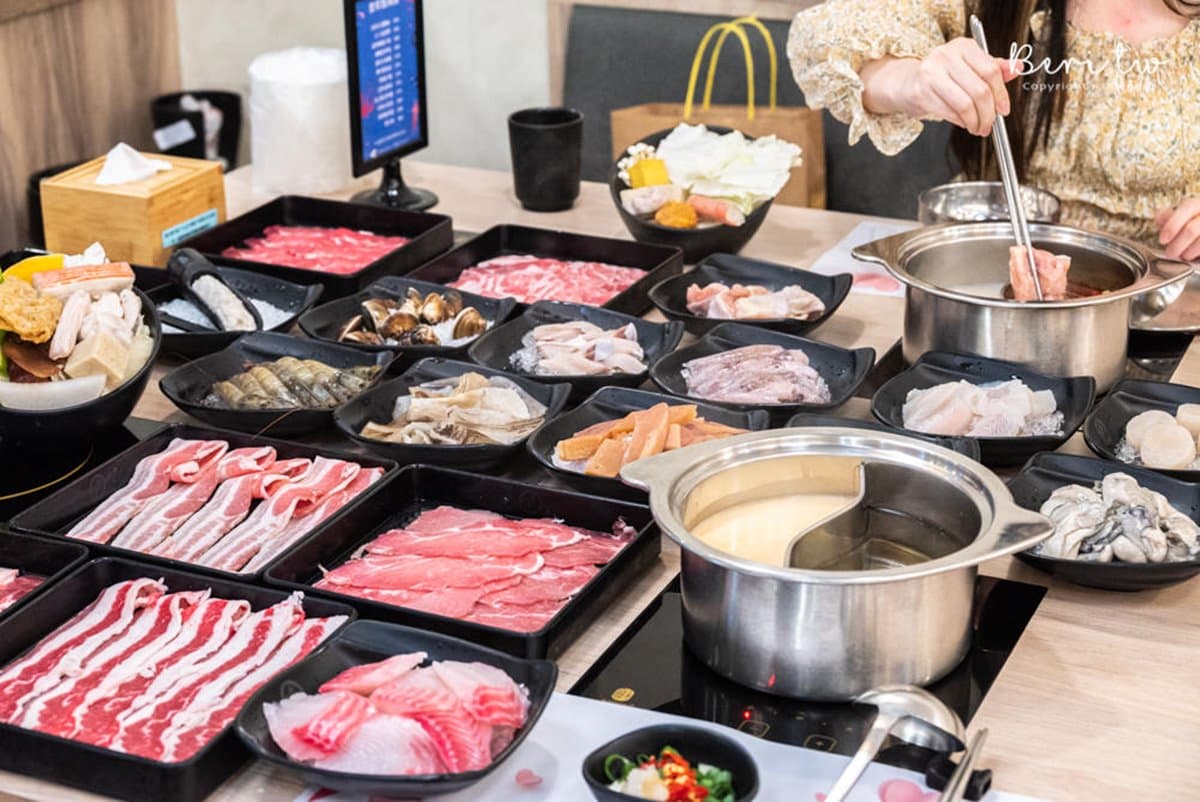 小資必收!5家高CP值火鍋吃到飽:199元迴轉火鍋、肉片狂瀑布、海鮮船免費送 小資必收!5家高CP值火鍋吃到飽:199元迴轉火鍋、肉片狂瀑布、海鮮船免費送