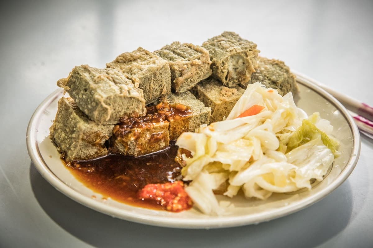 宜蘭礁溪美食激推25家!必吃蔥油餅、隱藏版深夜食堂、頂級日式咖啡牛乳 礁溪必吃美食:綠色臭豆腐