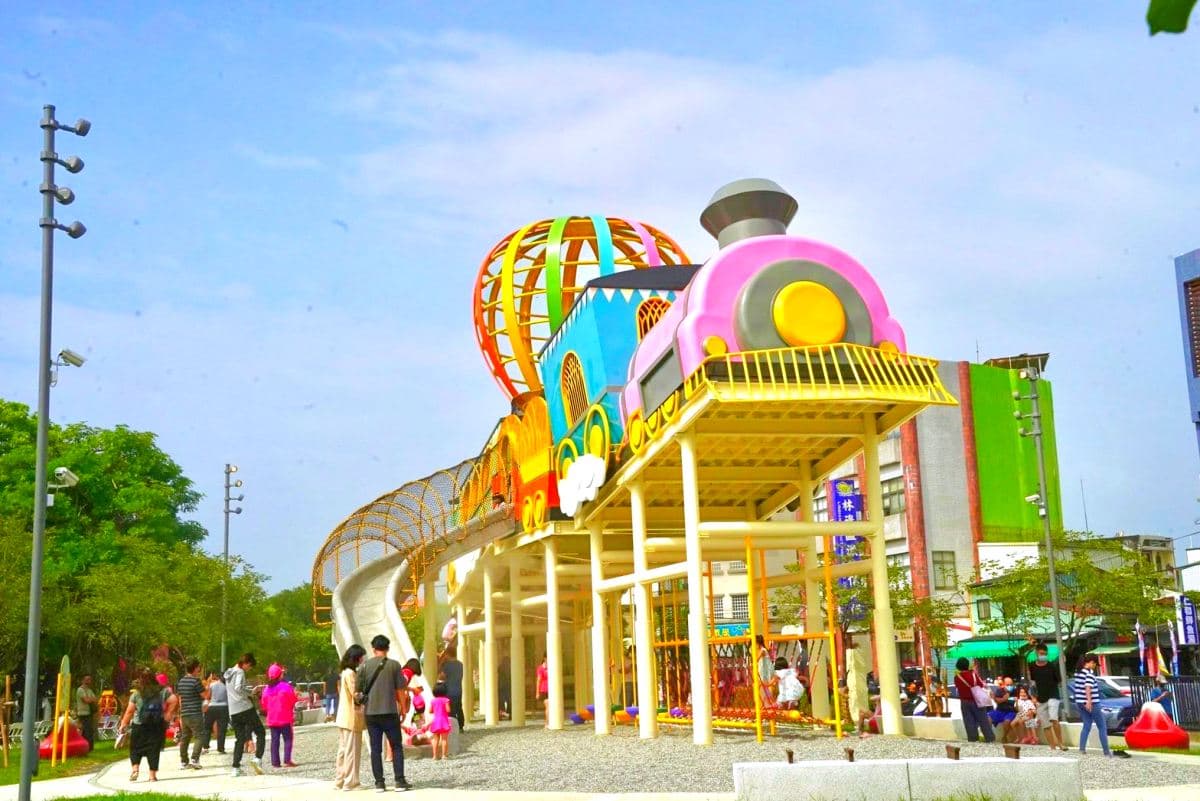 全台首座「飛天火車公園」在這!玩翻30米「馬卡龍色火車」、蓮霧造型遊樂場 全台首座「飛天火車公園」在這!玩翻30米「馬卡龍色火車」、蓮霧造型遊樂場