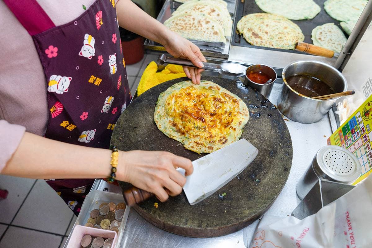 只有新竹吃得到!清大商圈70年老店「灌蛋蔥油餅」,韭菜盒餡料爆滿也必點 只有新竹吃得到!清大商圈70年老店「灌蛋蔥油餅」,韭菜盒餡料爆滿也必點