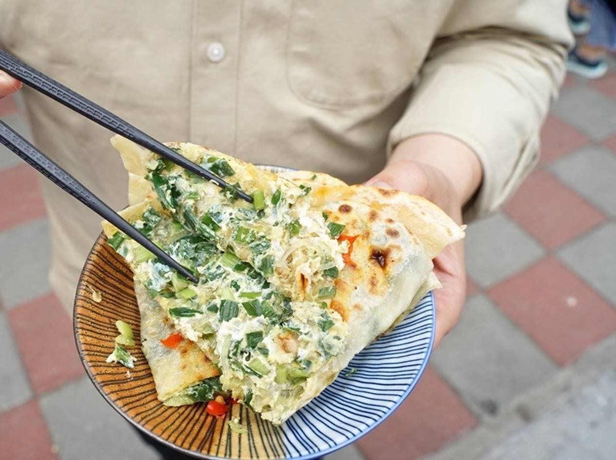 只有新竹吃得到!清大商圈70年老店「灌蛋蔥油餅」,韭菜盒餡料爆滿也必點 只有新竹吃得到!清大商圈70年老店「灌蛋蔥油餅」,韭菜盒餡料爆滿也必點