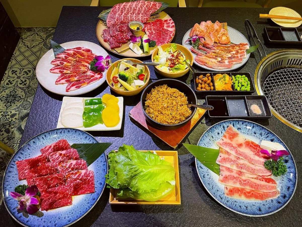 台中街頭驚見「放大版薑餅屋」!老宅燒肉店大變身,搶拍薑餅人、糖果耶誕樹 台中街頭驚見「放大版薑餅屋」!老宅燒肉店大變身,搶拍薑餅人、糖果耶誕樹