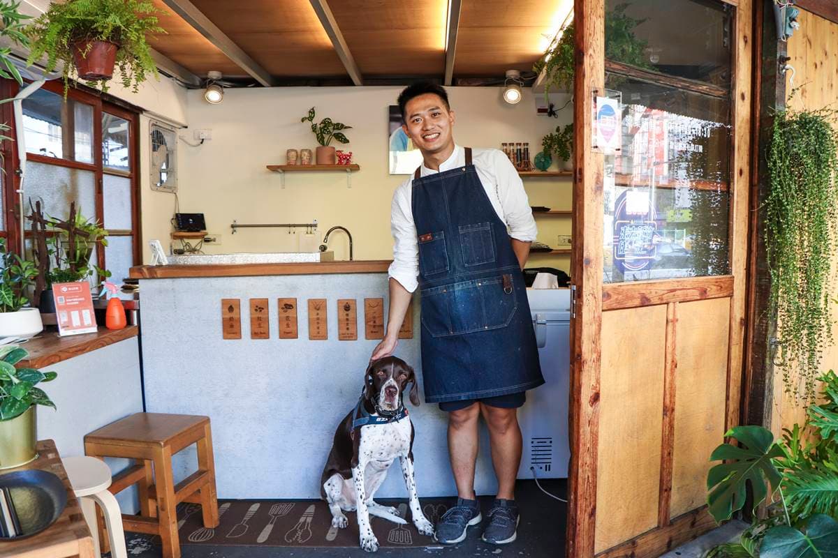 老闆和店狗都是帥哥!網評4.7星「雙餡紅豆餅」,經典抹茶+紅豆只要20元 老闆和店狗都是帥哥!網評4.7星「雙餡紅豆餅」,經典抹茶+紅豆只要20元