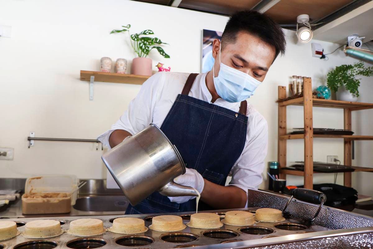 老闆和店狗都是帥哥!網評4.7星「雙餡紅豆餅」,經典抹茶+紅豆只要20元 老闆和店狗都是帥哥!網評4.7星「雙餡紅豆餅」,經典抹茶+紅豆只要20元
