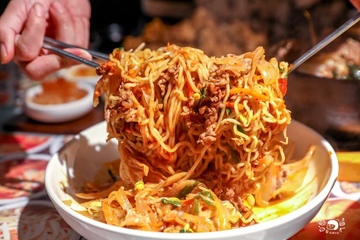 50種小菜任你吃!三重「大分量銅盤烤肉」想吃先排隊,手掌大草蝦海鮮控必嗑 50種小菜任你吃!三重「大分量銅盤烤肉」想吃先排隊,手掌大草蝦海鮮控必嗑