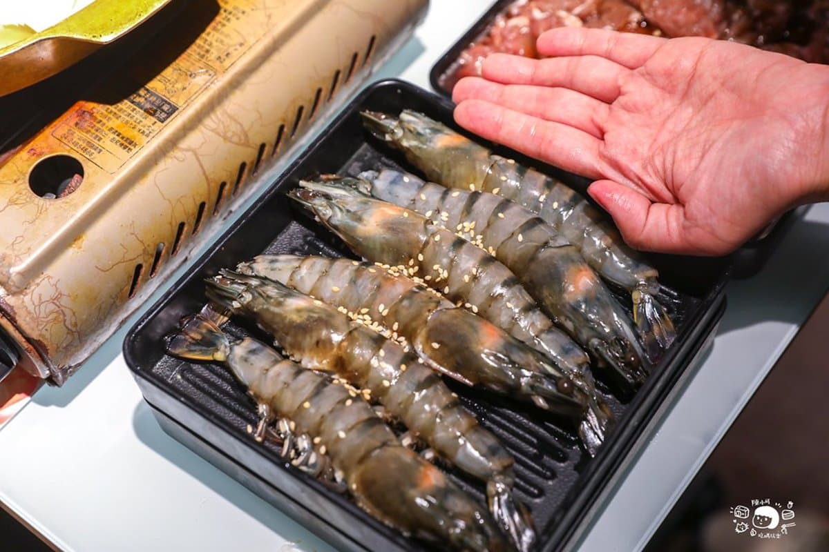50種小菜任你吃!三重「大分量銅盤烤肉」想吃先排隊,手掌大草蝦海鮮控必嗑 50種小菜任你吃!三重「大分量銅盤烤肉」想吃先排隊,手掌大草蝦海鮮控必嗑