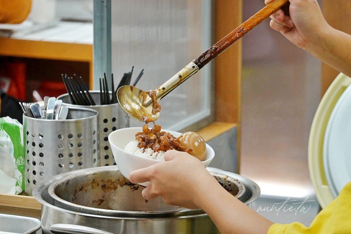 信義區吃得到10元滷肉飯?IG暴紅碗公滷肉飯CP值超高,搭辣椒雞湯免百元吃飽 信義區吃得到10元滷肉飯?IG暴紅碗公滷肉飯CP值超高,搭辣椒雞湯免百元吃飽