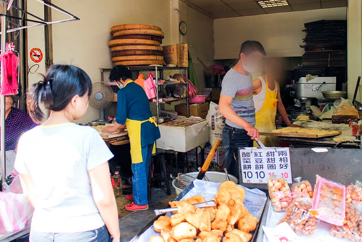 在地人私藏!宜蘭「隱藏版餅店」15元就能吃,比手掌大蔬菜餅包滿料超澎派 在地人私藏!宜蘭「隱藏版餅店」15元就能吃,比手掌大蔬菜餅包滿料超澎派