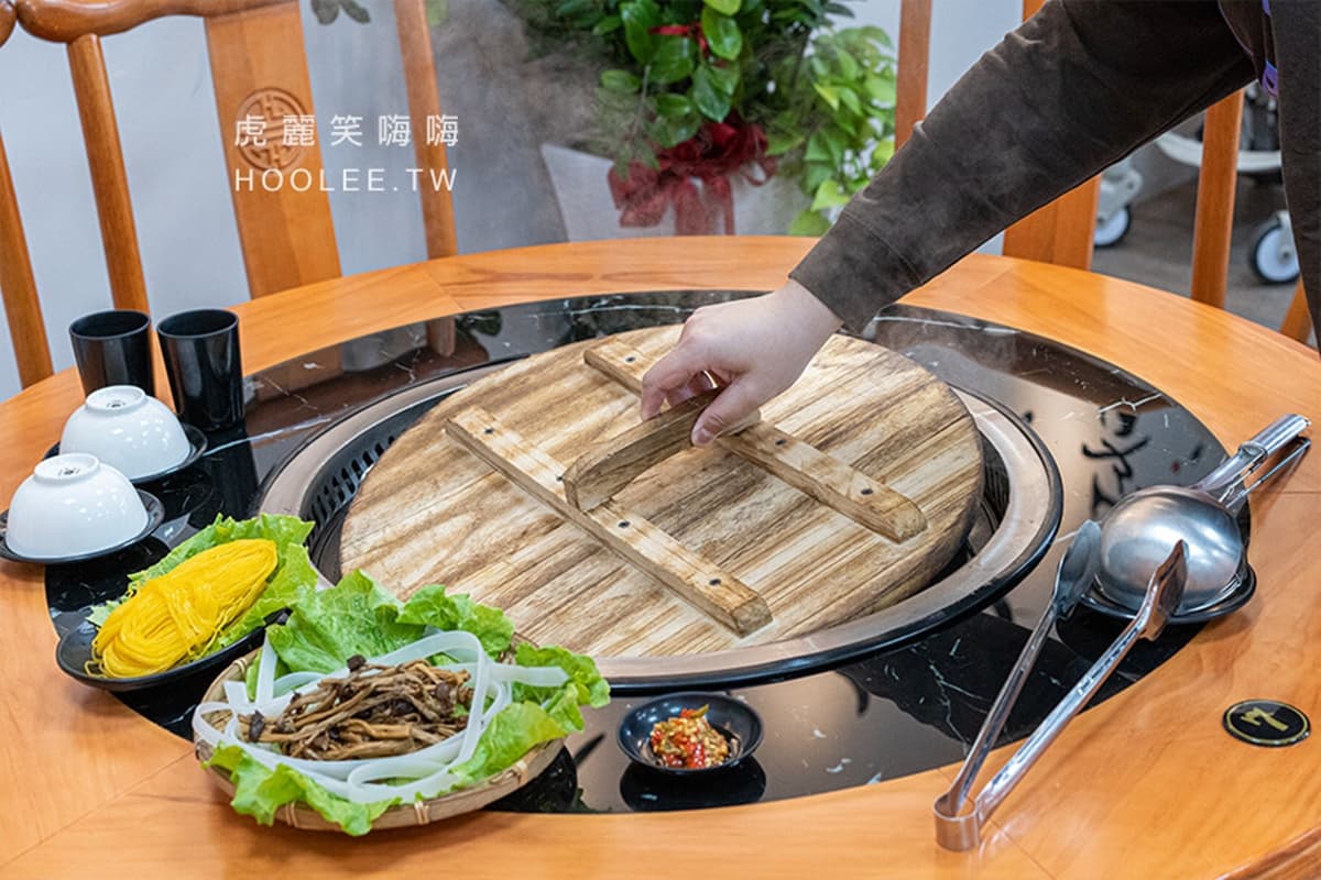 東北闆娘坐鎮!全台唯一「正宗鐵鍋燉肉」,必點手工玉米餅+祕製辣醬超對味 東北闆娘坐鎮!全台唯一「正宗鐵鍋燉肉」,必點手工玉米餅+祕製辣醬超對味