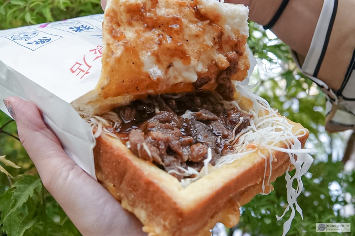 比iPhone還大!18公分「巨無霸炸春捲」僅45元,滿料棺材板、捲餅一咬爆餡 比iPhone還大!18公分「巨無霸炸春捲」僅45元,滿料棺材板、捲餅一咬爆餡