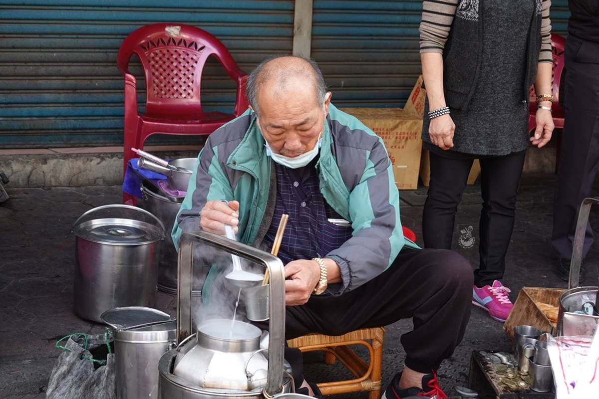 路邊直接開煮!80年「炭燒杏仁茶」激推必加蛋黃,嘉義最接地氣台味早餐 路邊直接開煮!80年「炭燒杏仁茶」激推必加蛋黃,嘉義最接地氣台味早餐
