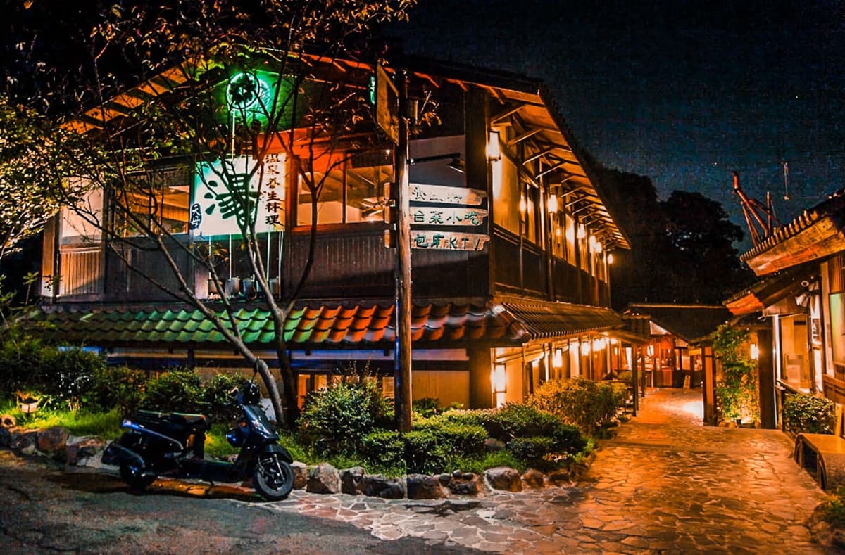 泡溫泉抗寒流!「復古溫泉餐廳」神復刻京都街道,入夜秒變《神隱少女》場景 泡溫泉抗寒流!「復古溫泉餐廳」神復刻京都街道,入夜秒變《神隱少女》場景