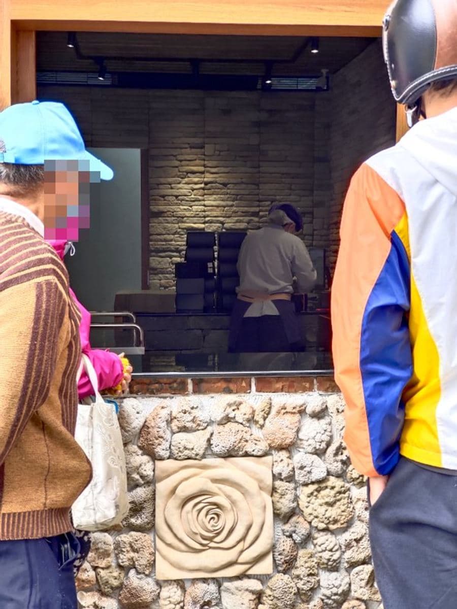 【新開店】神祕建築長出巨型黑玫瑰?台中「秒殺蛋糕」藏這,超濃郁一吃上癮 【新開店】神祕建築長出巨型黑玫瑰?台中「秒殺蛋糕」藏這,超濃郁一吃上癮