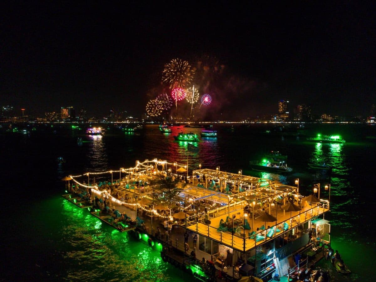 【新開店】超狂「海上漂浮咖啡廳」!必拍無敵海景環繞座位,釣魷魚現烤現吃 【新開店】超狂「海上漂浮咖啡廳」!必拍無敵海景環繞座位,釣魷魚現烤現吃
