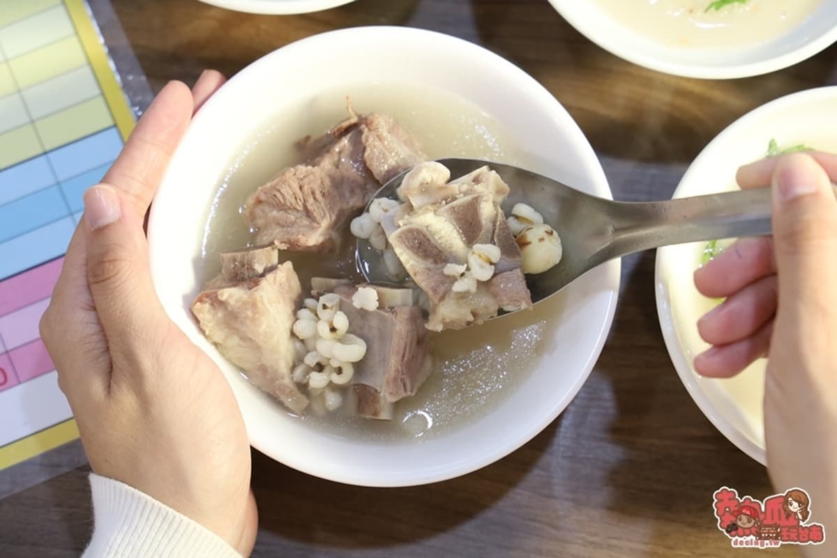 日銷超過200顆!車站旁「滿料肉圓」35元就能吃,包入香Q大甲芋頭老饕必點 日銷超過200顆!車站旁「滿料肉圓」35元就能吃,包入香Q大甲芋頭老饕必點
