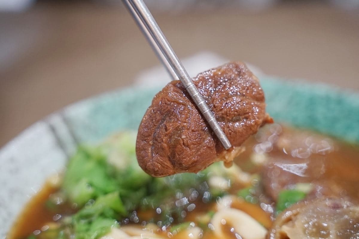 開嗑中壢「大碗公牛肉麵」!燉牛筋軟Q帶勁超銷魂,祕製滷味根本白飯殺手 開嗑中壢「大碗公牛肉麵」!燉牛筋軟Q帶勁超銷魂,祕製滷味根本白飯殺手