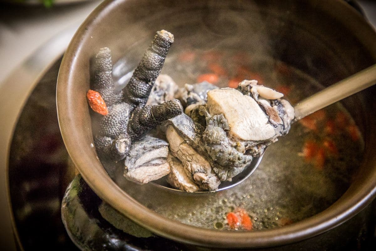 冬季天天爆滿!台中高分「陶甕燒酒雞」免費無限加湯,爽嗑烏骨雞肉一吃就暖 冬季天天爆滿!台中高分「陶甕燒酒雞」免費無限加湯,爽嗑烏骨雞肉一吃就暖