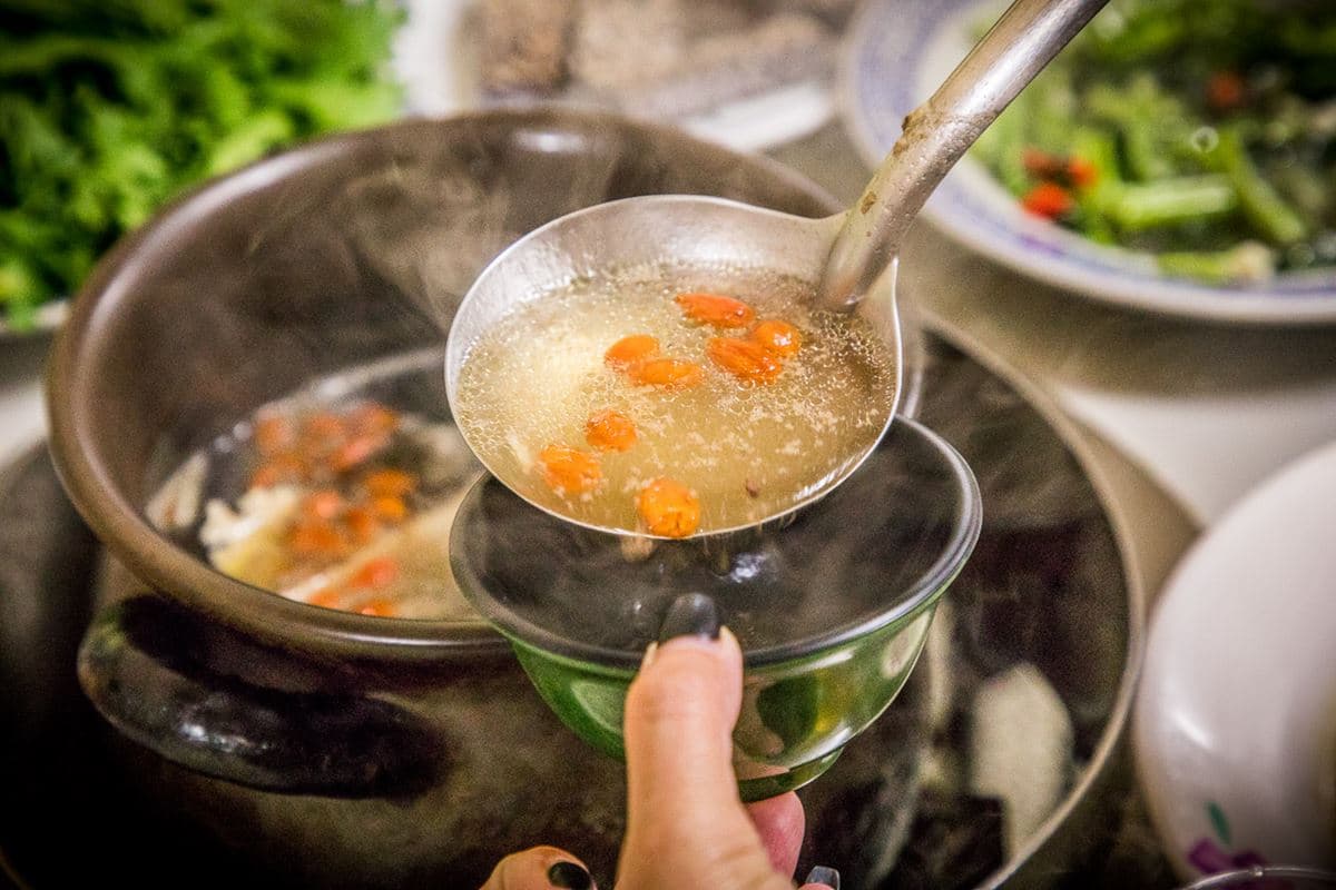 冬季天天爆滿!台中高分「陶甕燒酒雞」免費無限加湯,爽嗑烏骨雞肉一吃就暖 冬季天天爆滿!台中高分「陶甕燒酒雞」免費無限加湯,爽嗑烏骨雞肉一吃就暖