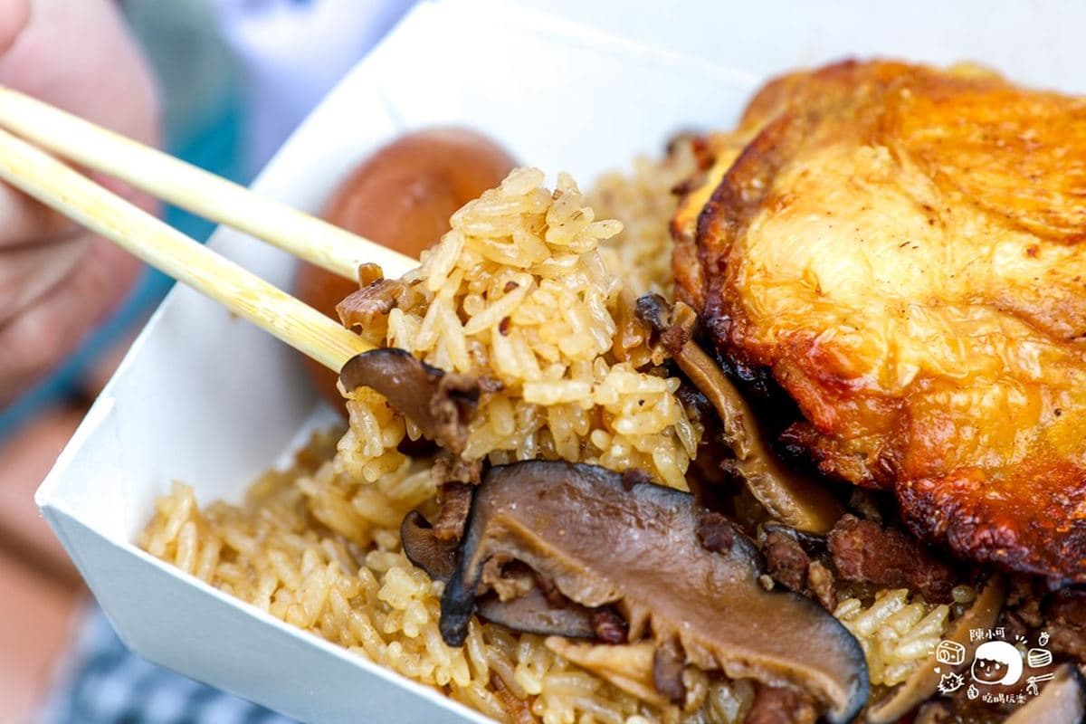 網推「台北最好吃」!迪化街「百年油飯+芋粿」郭董也愛,熟客一次瘋搶50盒 網推「台北最好吃」!迪化街「百年油飯+芋粿」郭董也愛,熟客一次瘋搶50盒