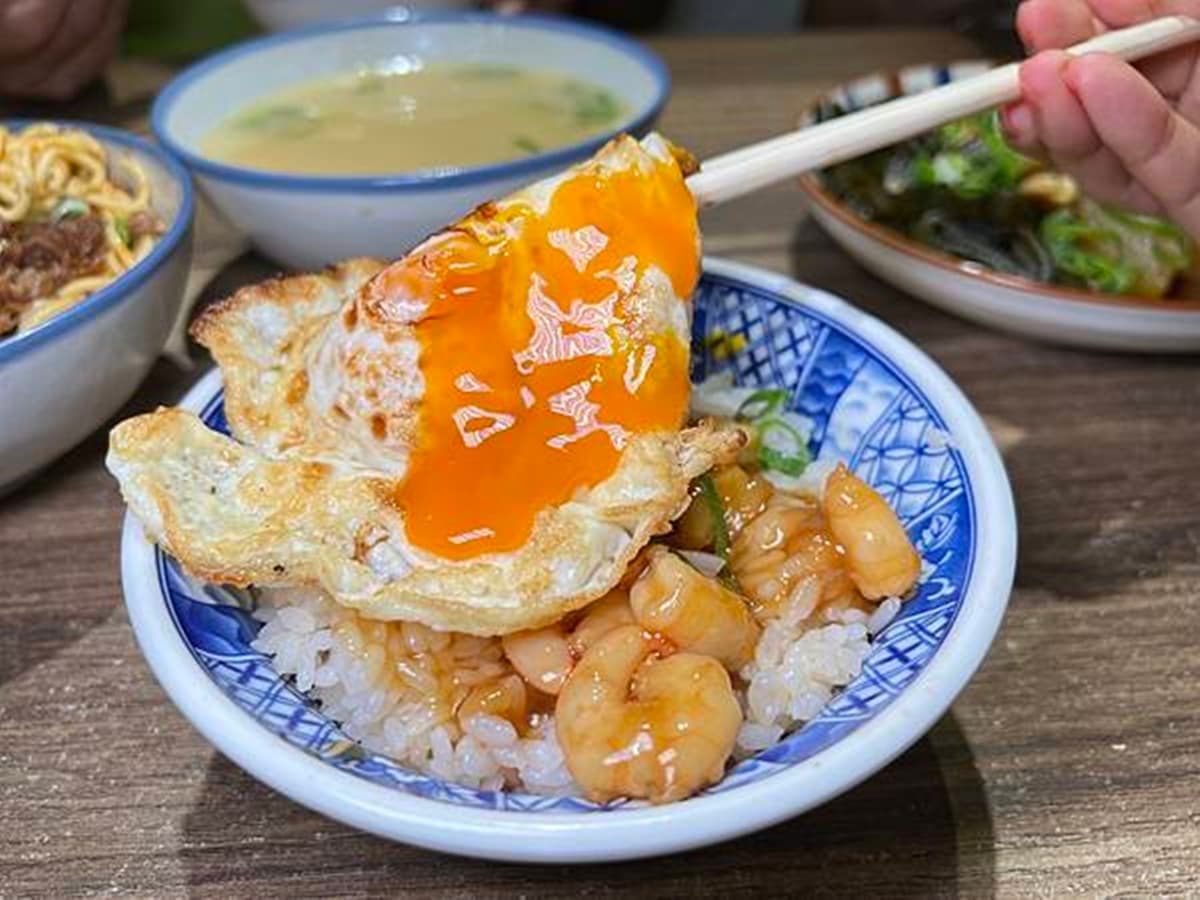 好吃到周董也朝聖!「台北第一蝦仁飯」暴紅吃法必搭半熟蛋,用餐人潮天天滿 好吃到周董也朝聖!「台北第一蝦仁飯」暴紅吃法必搭半熟蛋,用餐人潮天天滿