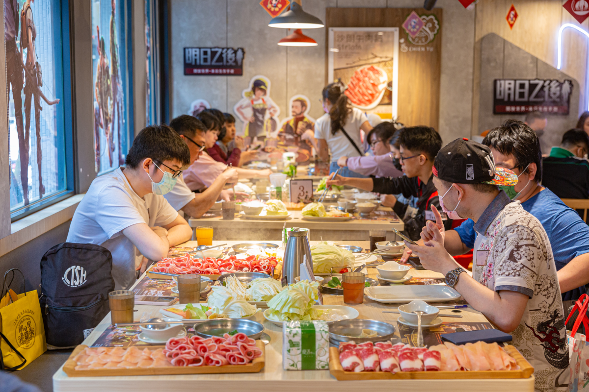 吃火鍋巧遇喪屍送紅包袋?線上遊戲聯名火鍋店推出鍋物套餐,還送限量虛寶卡 吃火鍋巧遇喪屍送紅包袋?線上遊戲聯名火鍋店推出鍋物套餐,還送限量虛寶卡