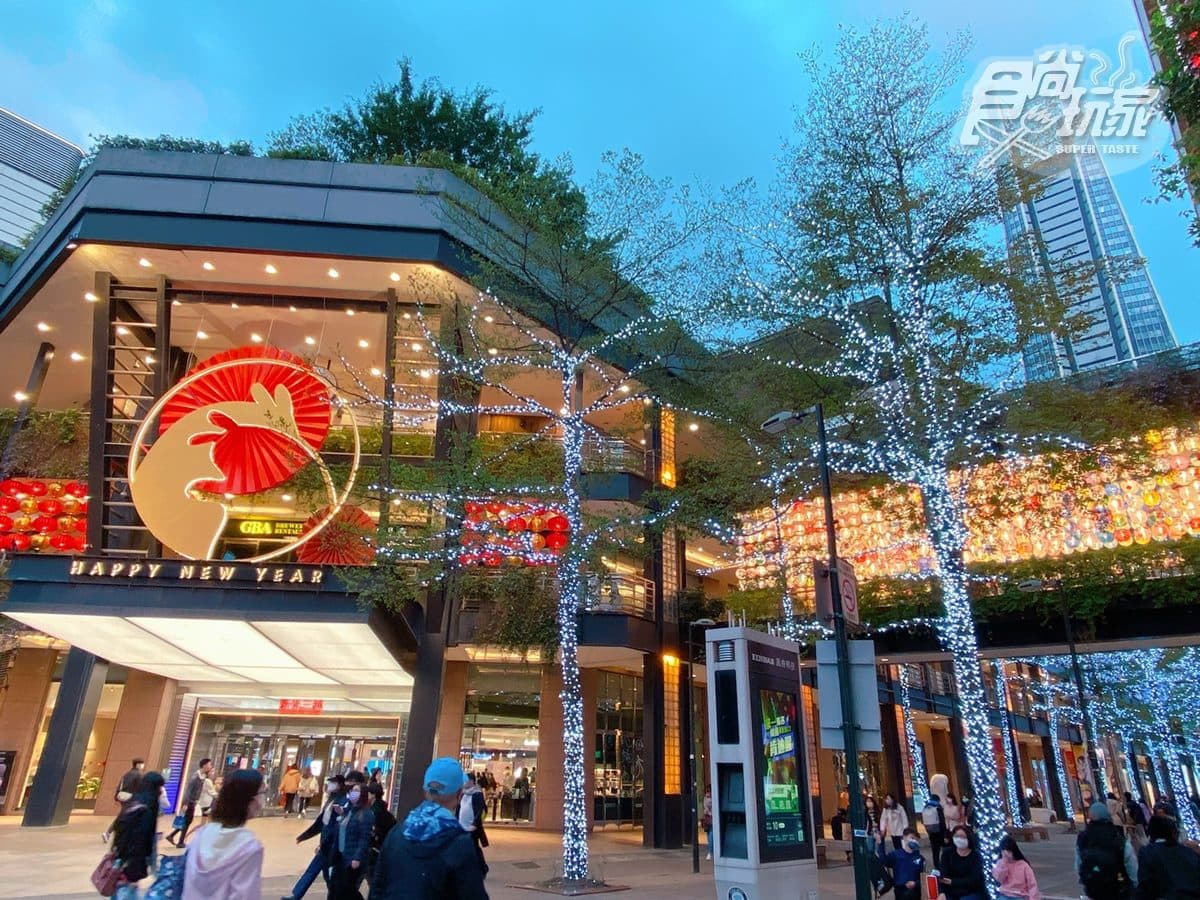 4公尺巨型兔兔現身!信義區燈展超過200場聲光秀,還能免費拿兔年小提燈 4公尺巨型兔兔現身!信義區燈展超過200場聲光秀,還能免費拿兔年小提燈