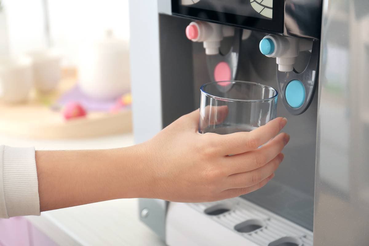 上班族常喝飲水機傷腸胃?8種錯誤喝水習慣你中幾項?小心愈喝愈「不健康」 上班族常喝飲水機傷腸胃?8種錯誤喝水習慣你中幾項?小心愈喝愈「不健康」