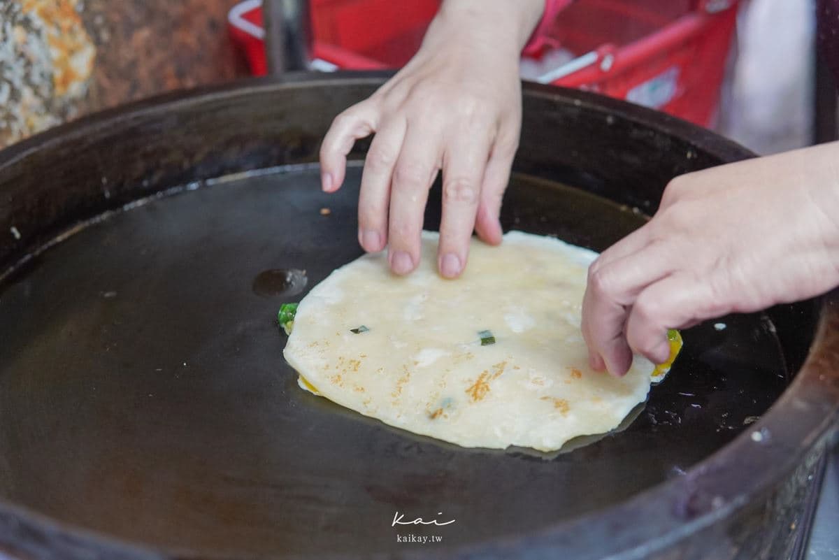 45元飽到抵2餐!爆餡「饅頭夾蛋餅」大到1口咬不下,獨門沙茶蘿蔔一吃上癮 45元飽到抵2餐!爆餡「饅頭夾蛋餅」大到1口咬不下,獨門沙茶蘿蔔一吃上癮