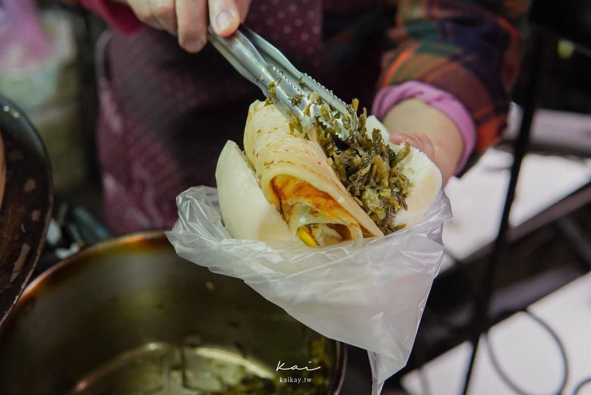 45元飽到抵2餐!爆餡「饅頭夾蛋餅」大到1口咬不下,獨門沙茶蘿蔔一吃上癮 45元飽到抵2餐!爆餡「饅頭夾蛋餅」大到1口咬不下,獨門沙茶蘿蔔一吃上癮